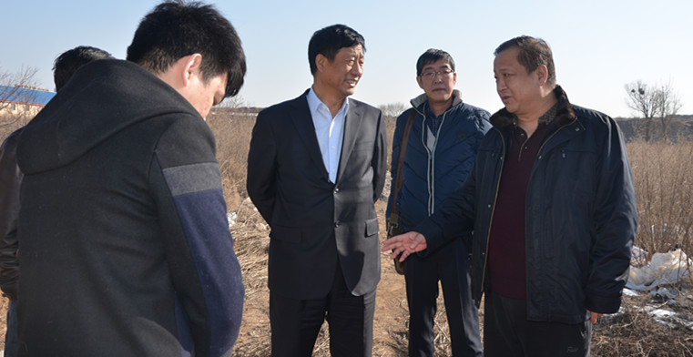實(shí)地察看車站北街的斷頭路。.jpg